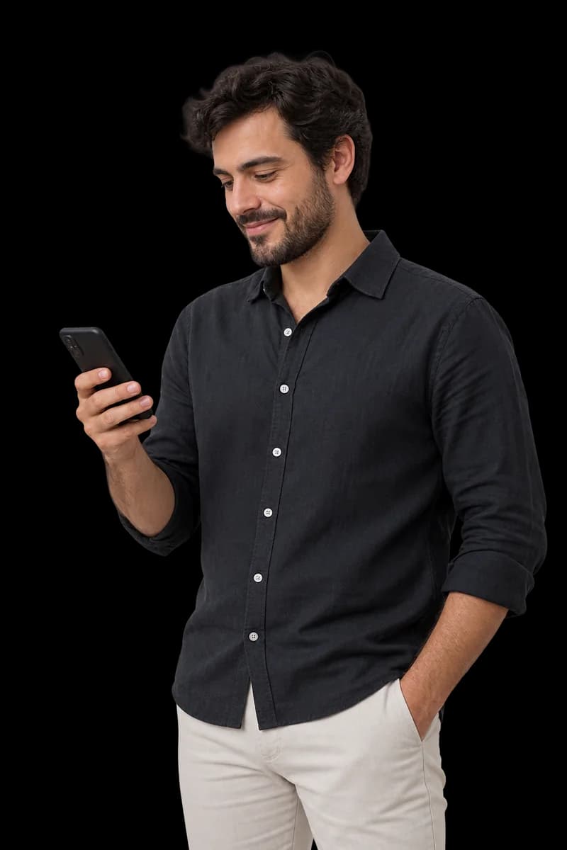 Um homem consulta o aplicativo em seu celular.