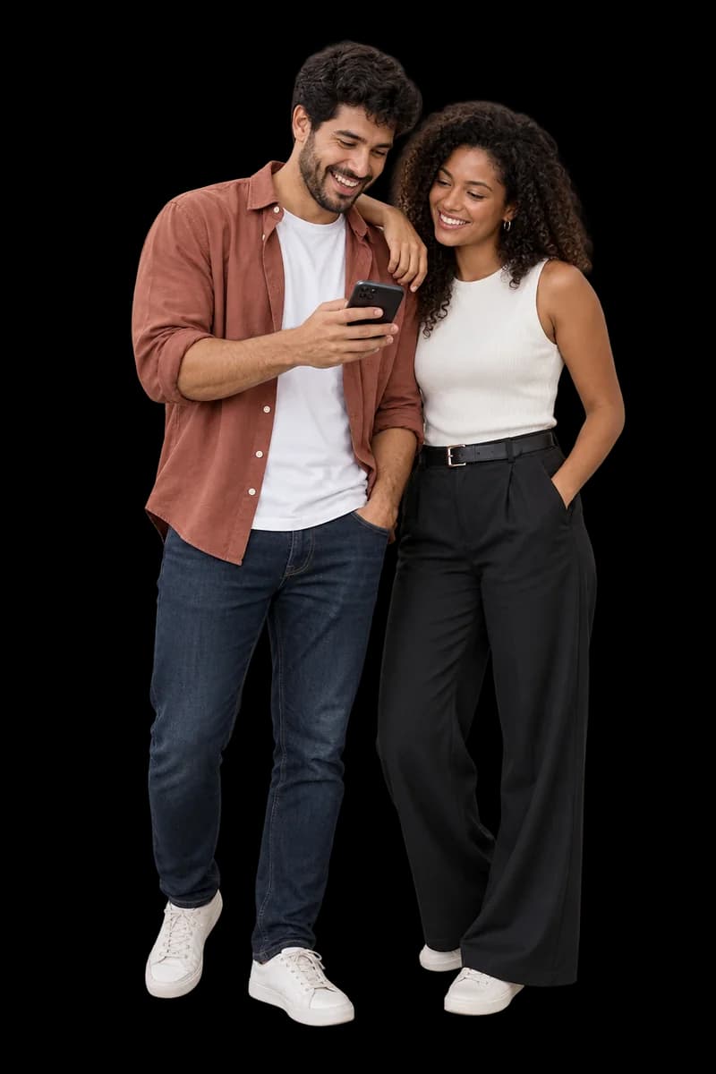 Duas pessoas compartilham um momento olhando o celular.