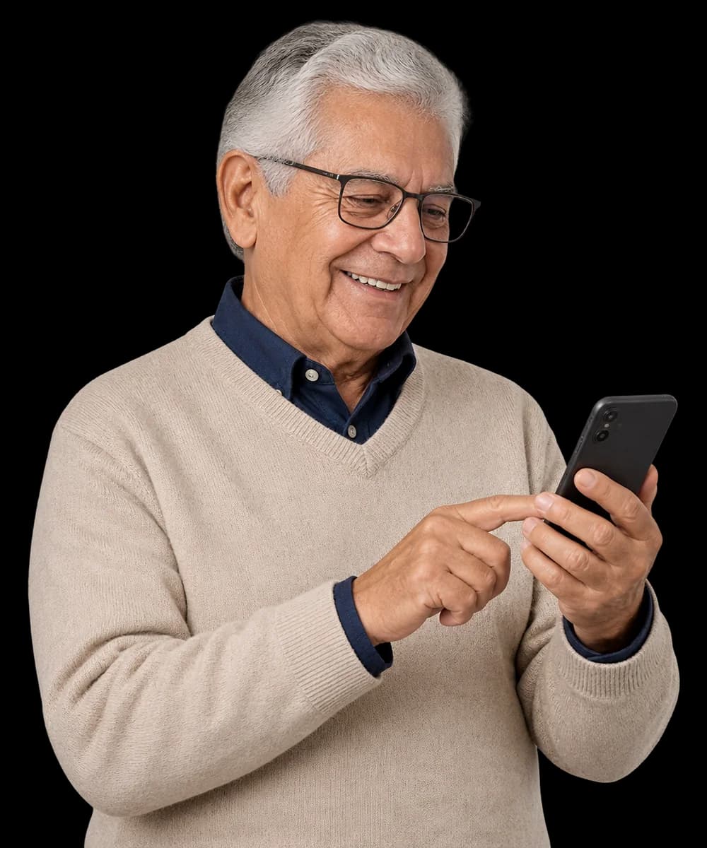 Um homem de cabelos grisalhos sorri enquanto usa o celular.